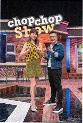 旧书店的午夜 影片海报 昏黄台灯与书架